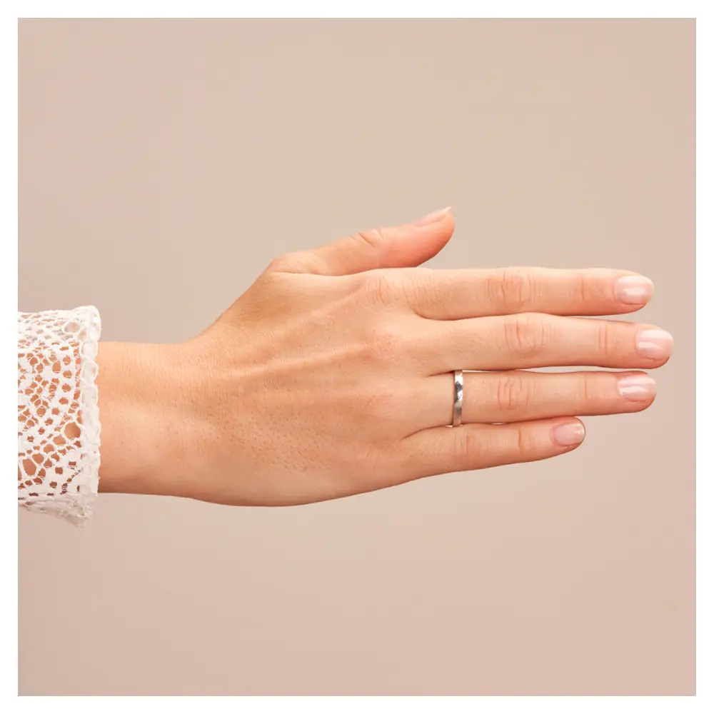 Platin Ehering in 2,5 mm Breite auf Hand