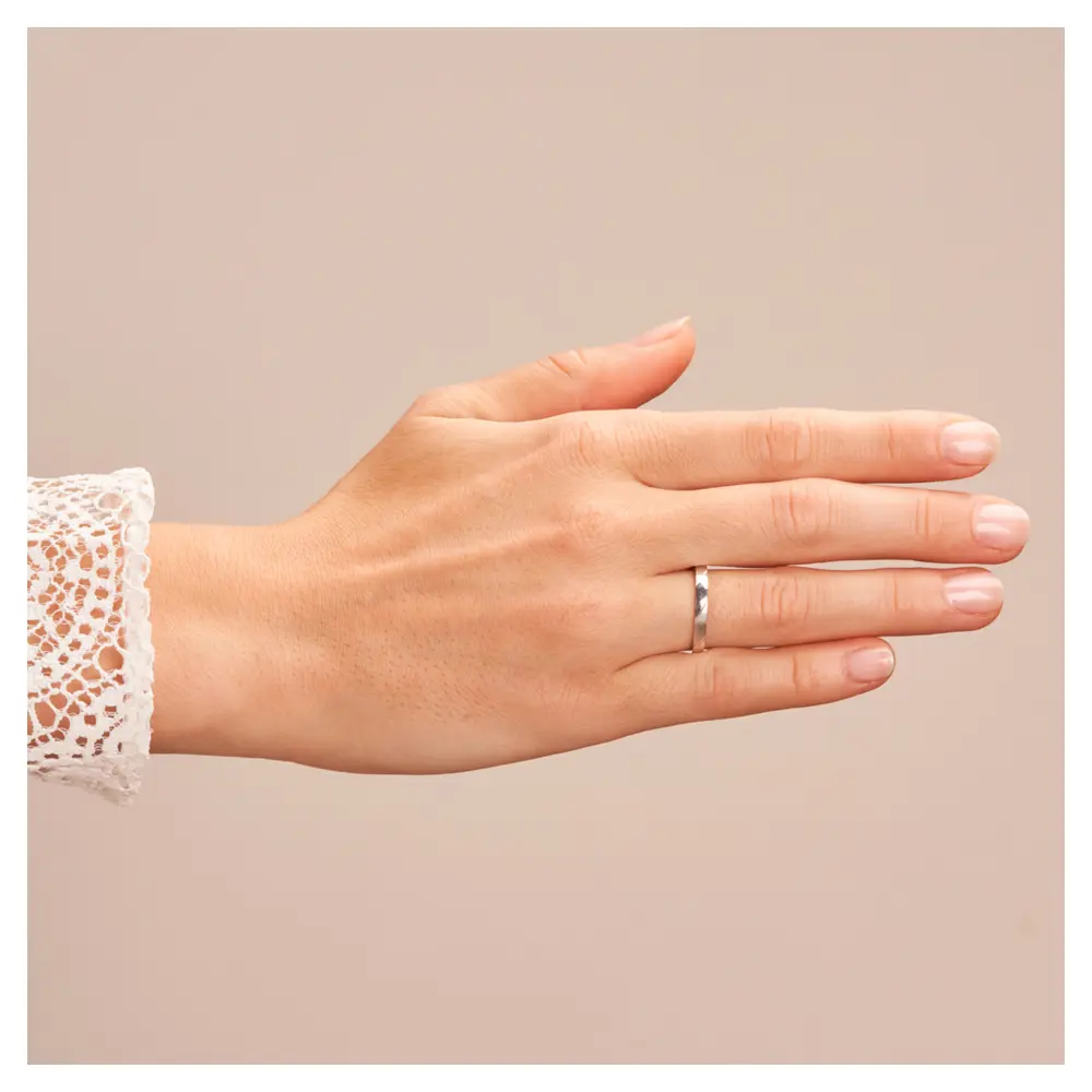 Weissgold Ehering in 2,5 mm Breite auf Hand