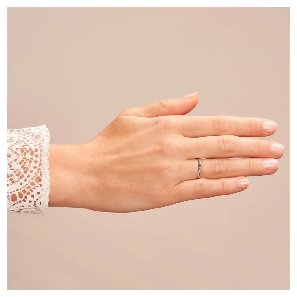 Trauringe Palladium 2 mm breit mit Randmuster und Diamant auf Hand