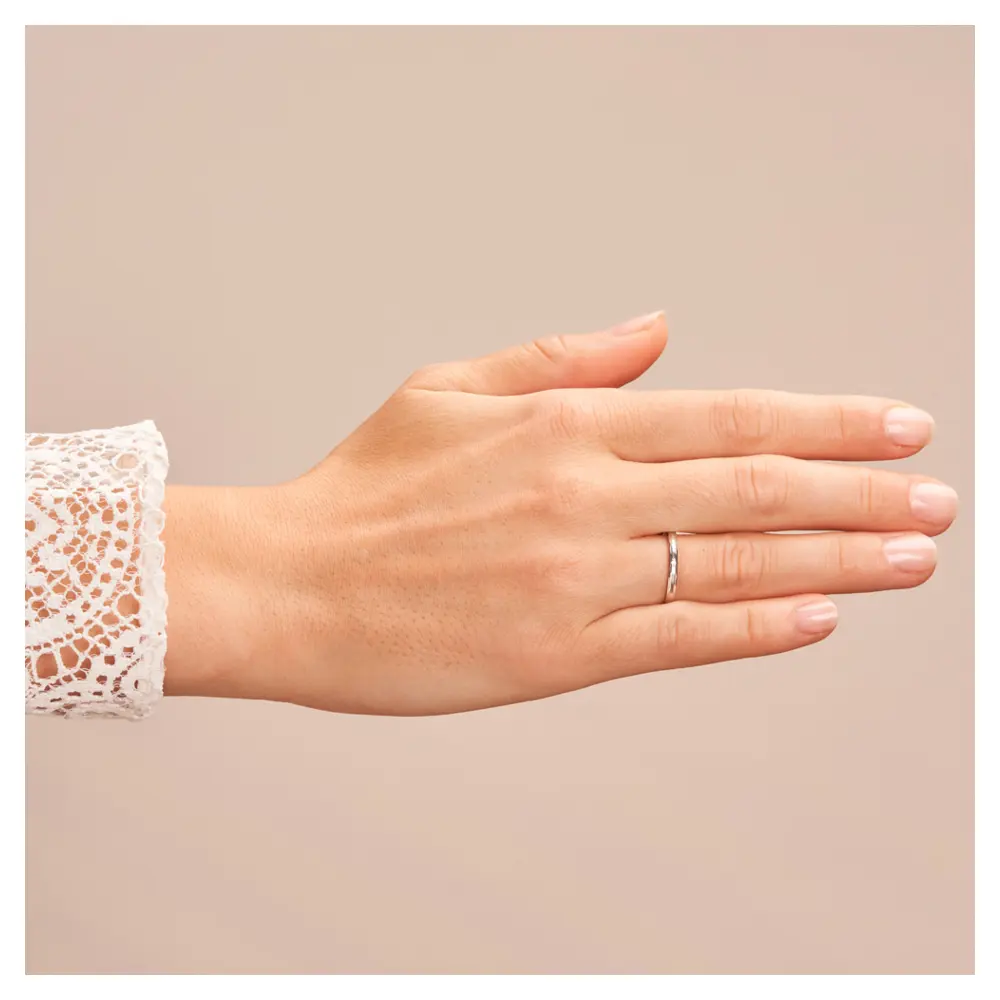 Weißgold Trauringe 2 mm breit mit Randmuster und Diamant auf Hand
