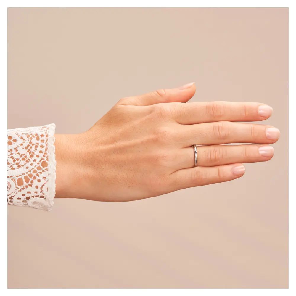 Trauringe Palladium 2 mm breit mit Randmuster auf Hand