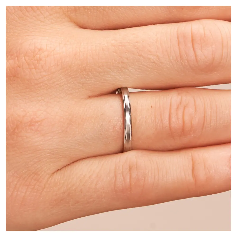 Trauringe Palladium 2 mm breit mit Randmuster auf Hand im Zoom