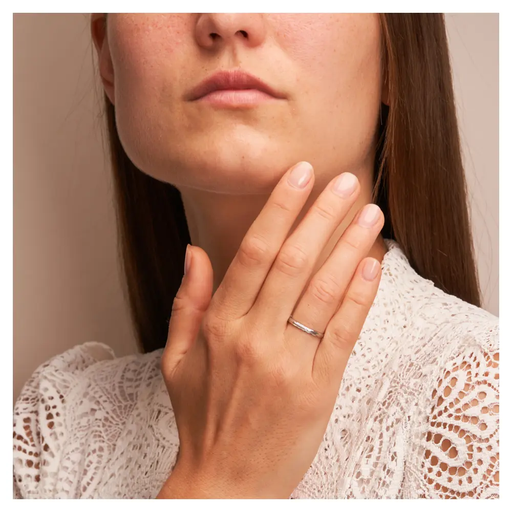 Trauringe Palladium 2 mm breit mit Randmuster und Diamant auf Hand