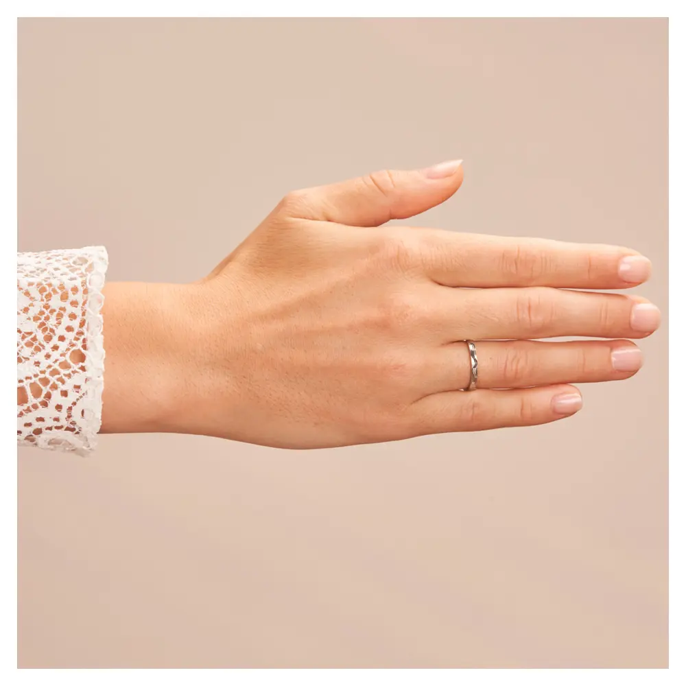 Platin Trauringe schmal mit Wellenmuster auf Hand