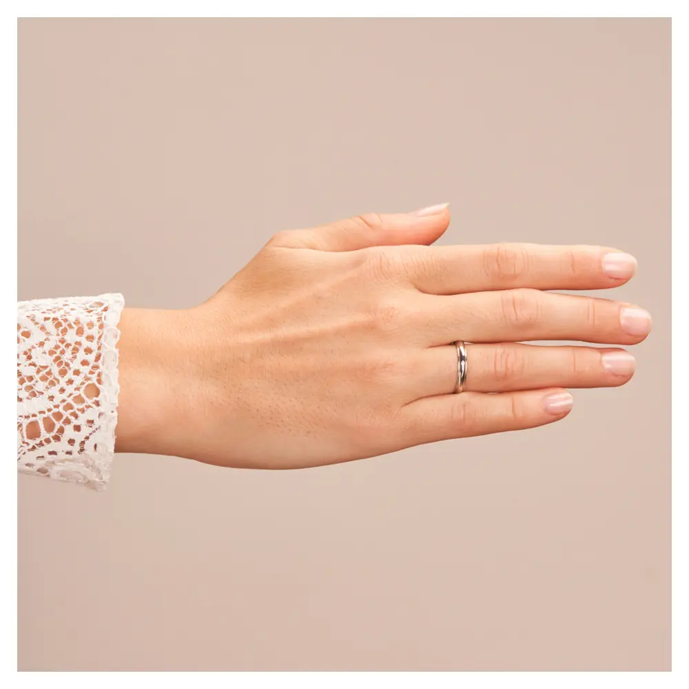 Platin Ehering 3 mm mit Polierung und Diamanten auf Hand