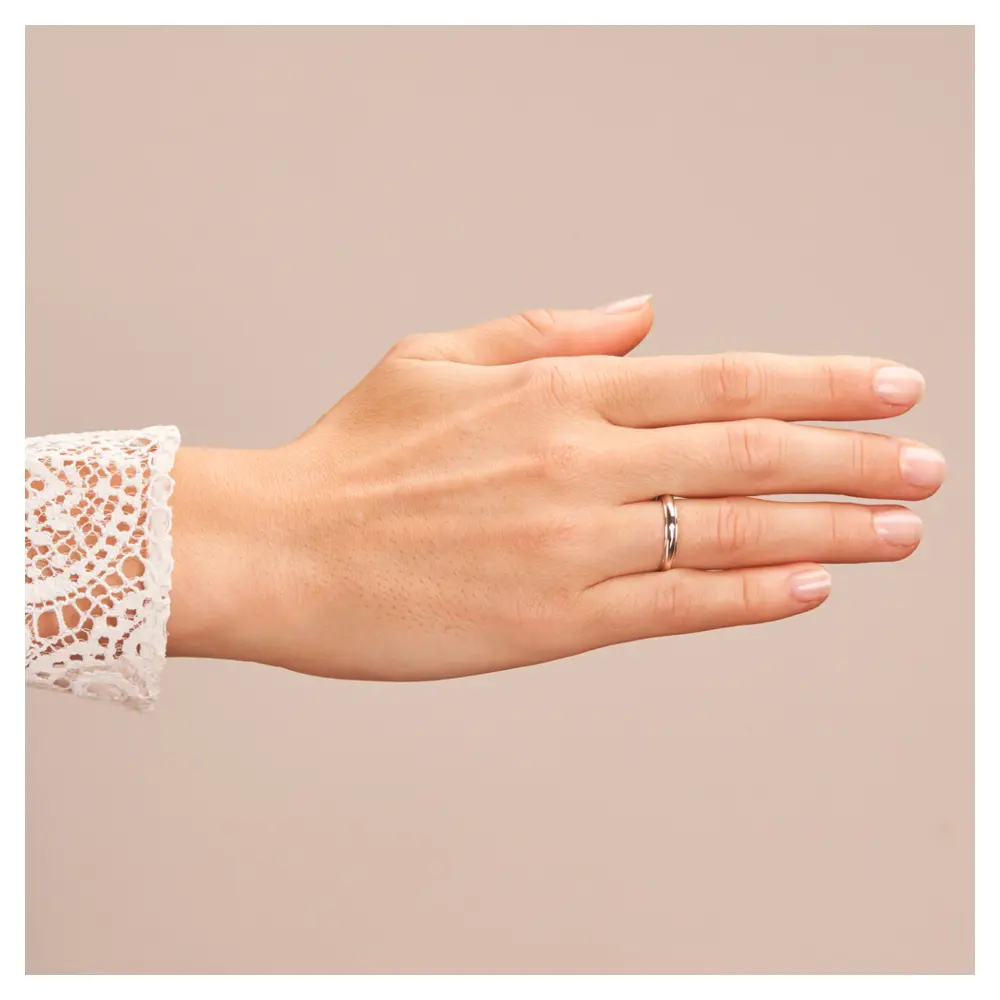 Weissgold Ehering 3 mm mit Polierung und Diamanten auf Hand