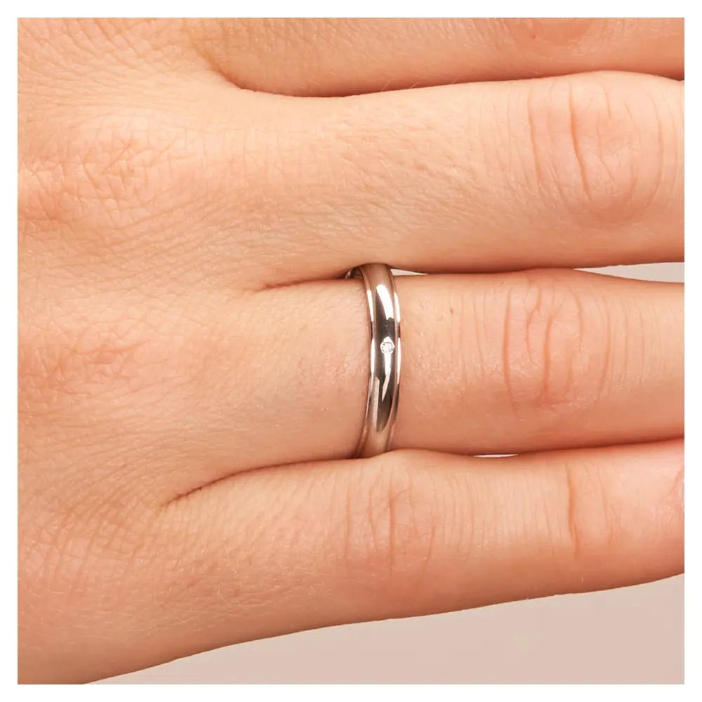Palladium 500 Ehering 3 mm mit Polierung und Diamanten auf Hand im Zoom