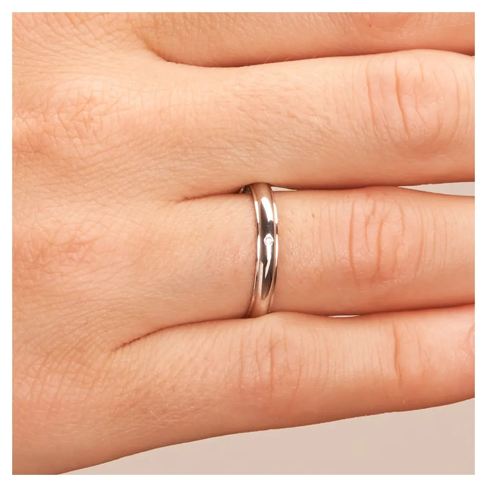 Platin Ehering 3 mm mit Polierung und Diamanten auf Hand im Zoom