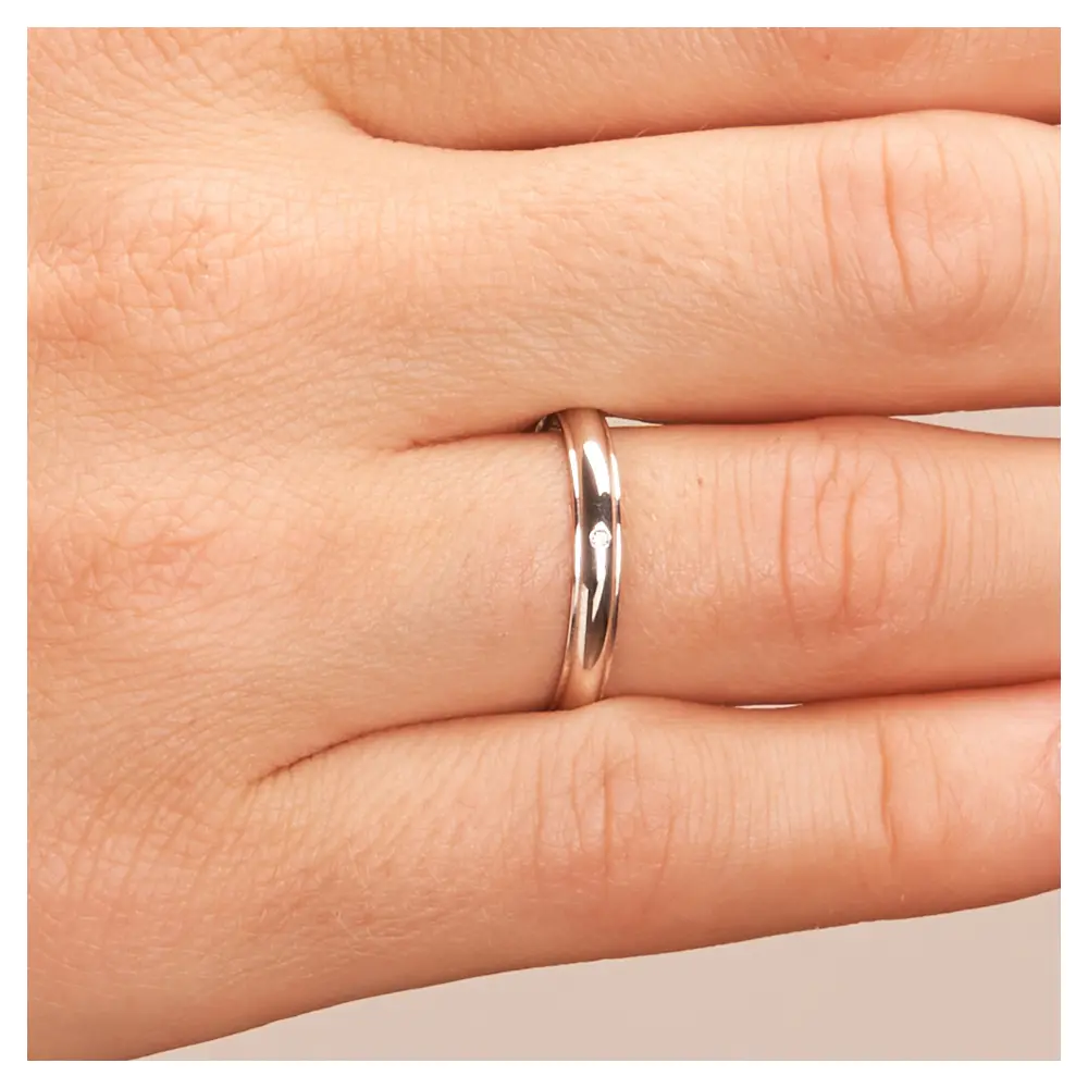 Weissgold Ehering 3 mm mit Polierung und Diamanten auf Hand im Zoom