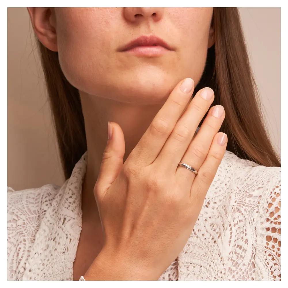 Platin Ehering 3 mm mit Polierung und Diamanten auf Hand am Gesicht