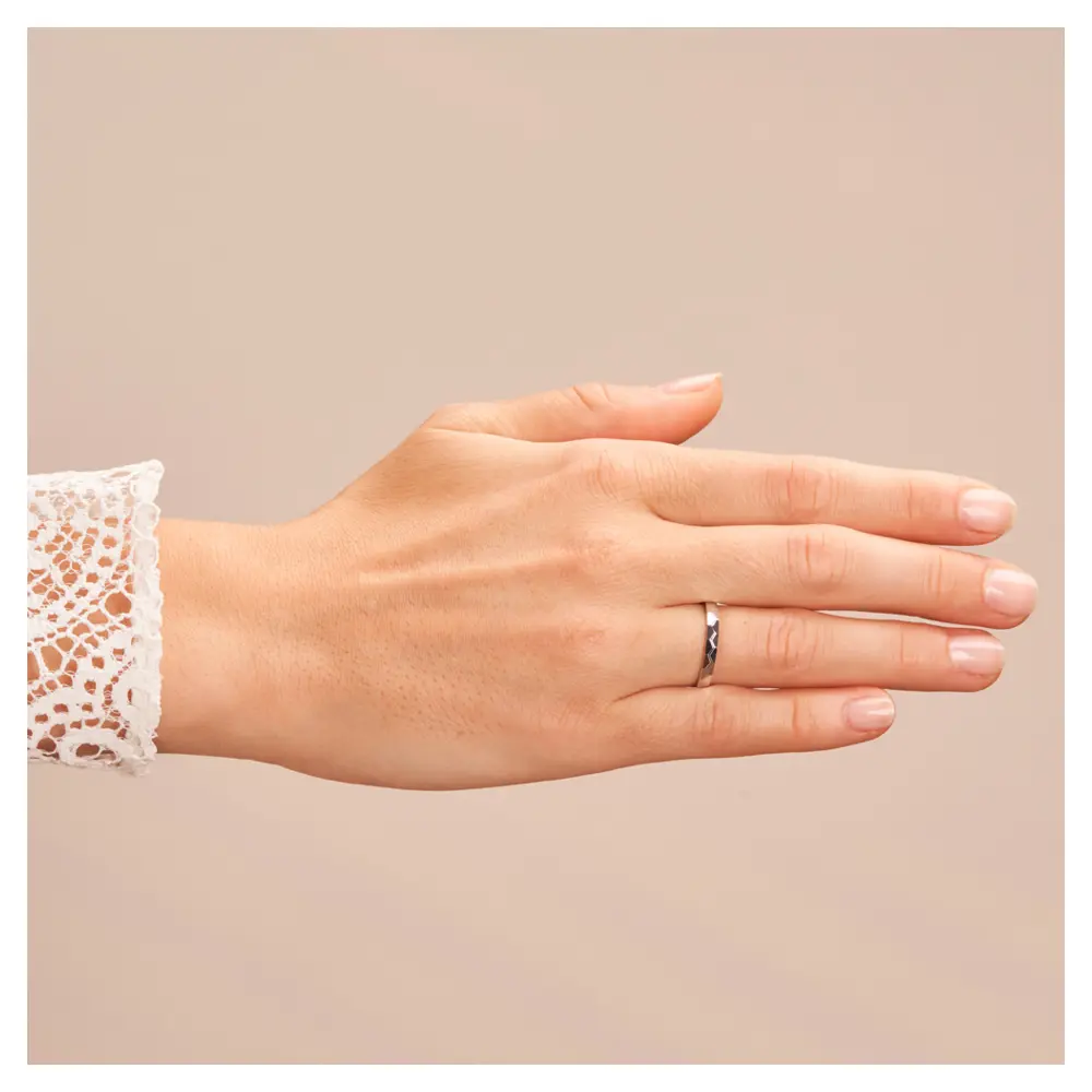 Platin Eheringe mit geometirschem Muster auf Hand