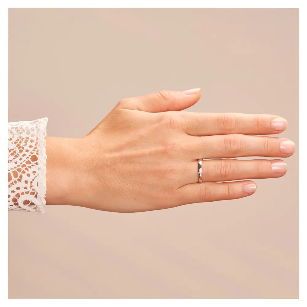 Platin Eheringe mit geometirschem Muster und 3 Diamanten auf Hand