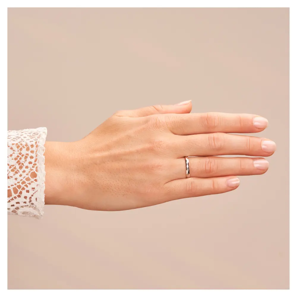 Weissgold Eheringe 2,5 mm breit Strukturierung auf Hand