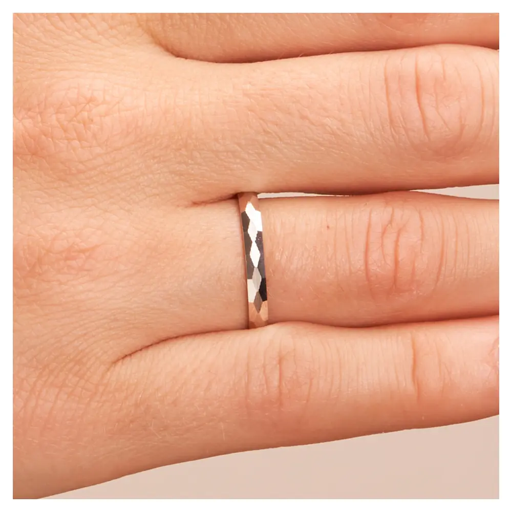 Weissgold Eheringe 2,5 mm breit mit Strukturierung auf Hand im Zoom