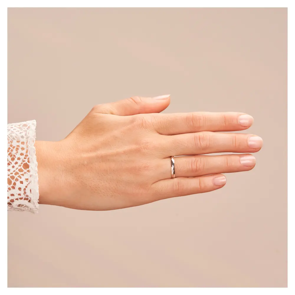 Weissgold Eheringe 2,5 mm breit mit Diamanten und Strukturierung auf Hand