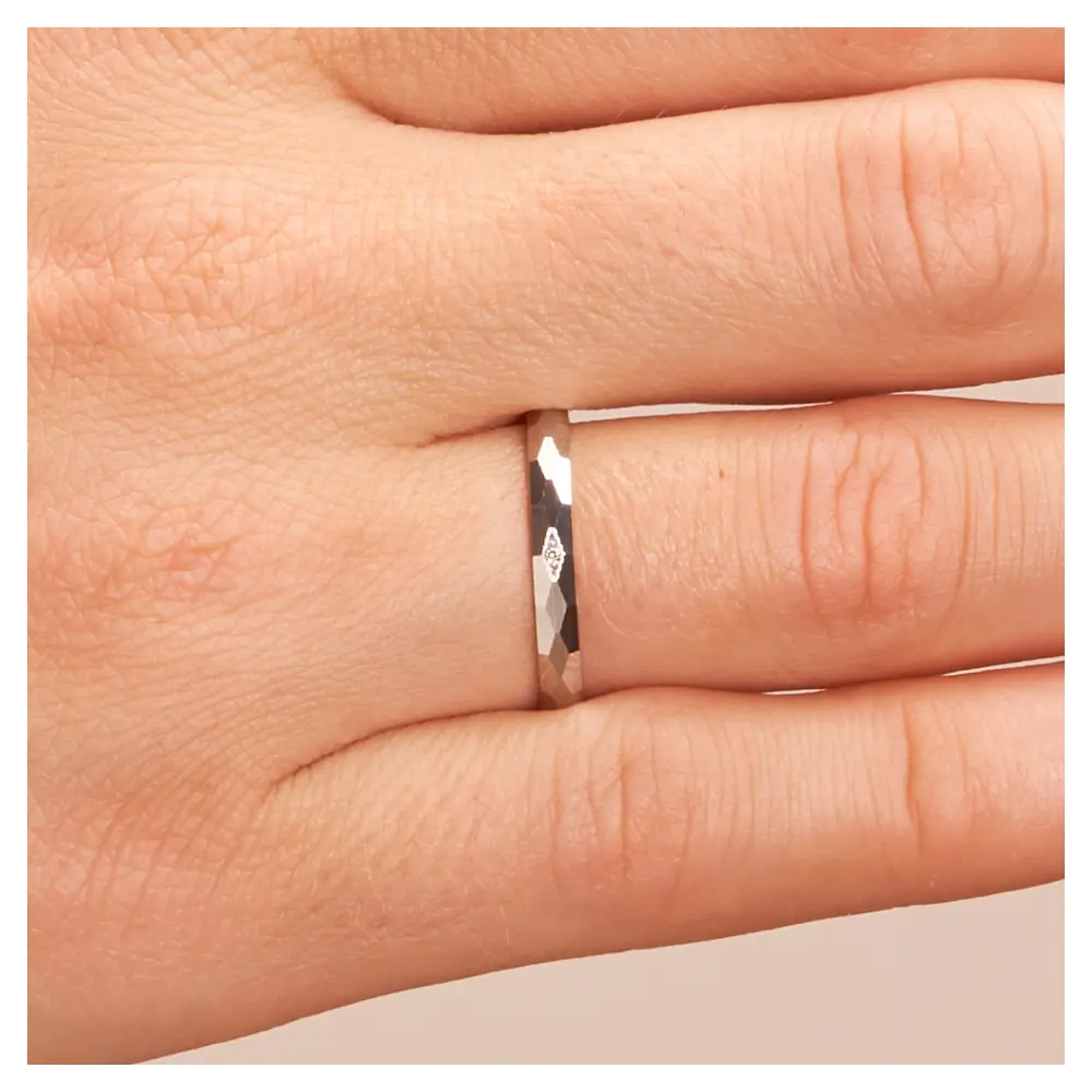´Palladium 500 Eheringe 2,5 mm breit mit Diamanten und Strukturierung auf Hand im Zoom