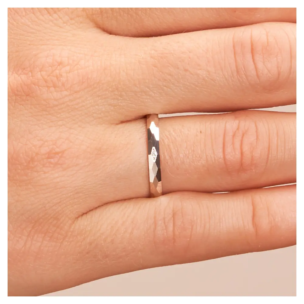 Weissgold Eheringe 2,5 mm breit mit Diamanten und Strukturierung auf Hand im Zoom