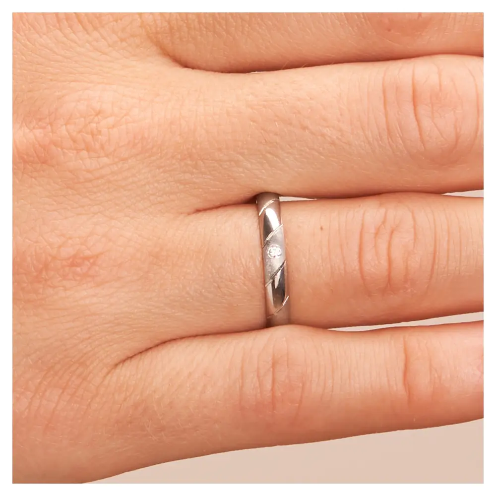Palladium 500 Eheringe in 3 mm mit matten und polierten Streifen mit Diamant auf Hand im Zoom