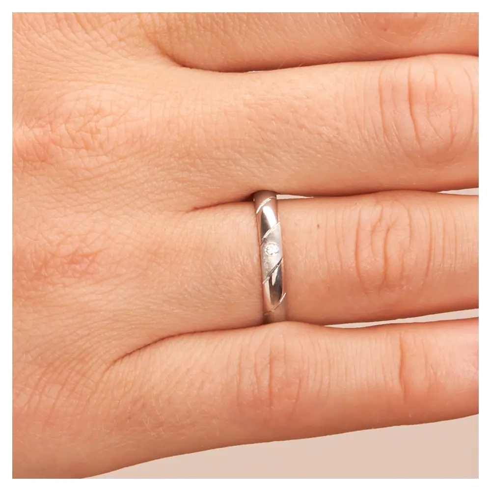 Platin Eheringe in 3 mm mit matten und polierten Streifen mit Diamant auf Hand im Zoom