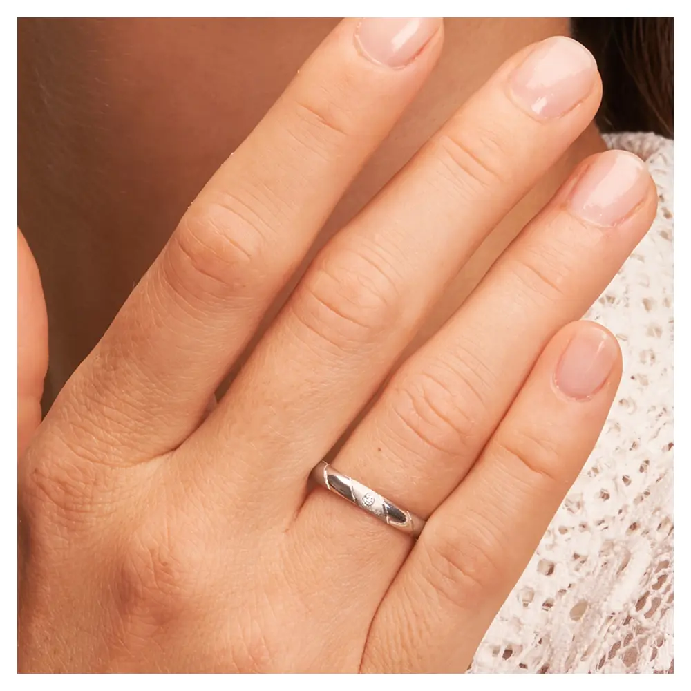 Platin Eheringe in 3 mm mit matten und polierten Streifen mit Diamant auf Hand am Gesicht im Zoom