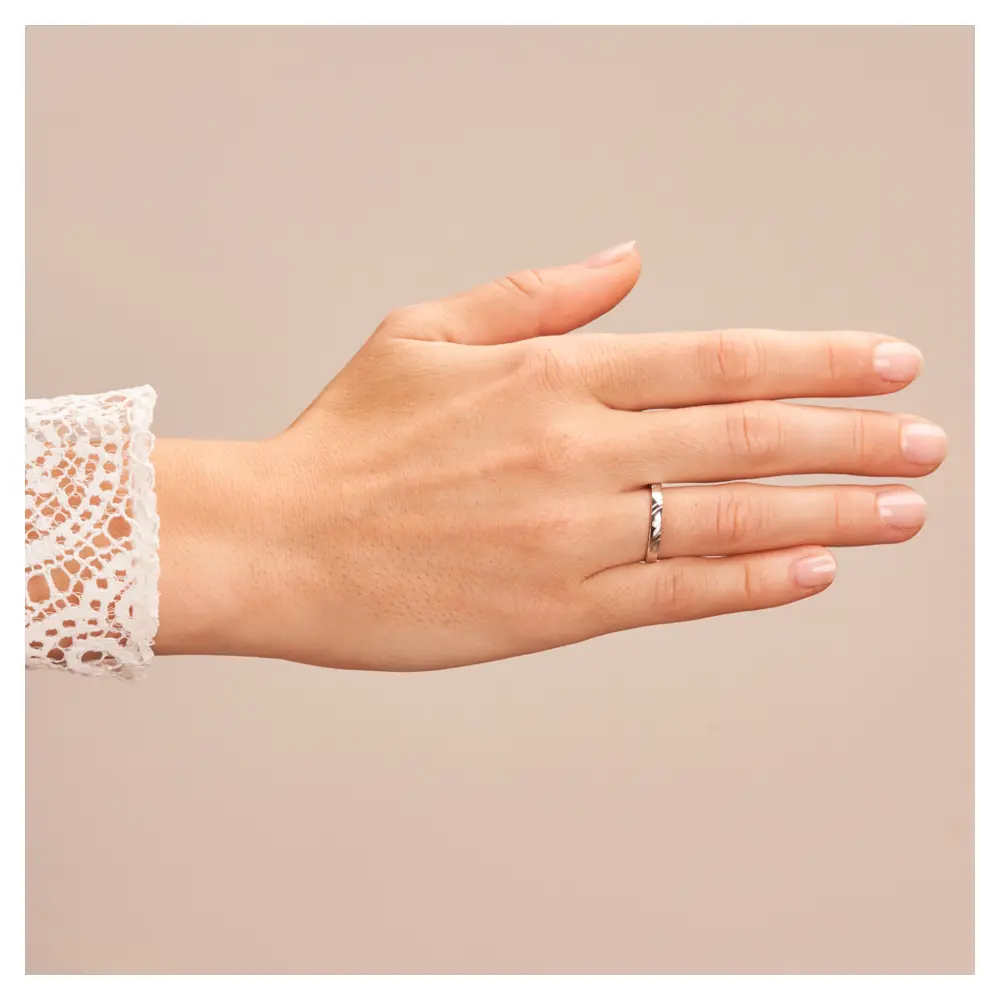 Platin Eheringe in 2,5 mm Breite mit Rillenmuster und Diamanten auf Hand