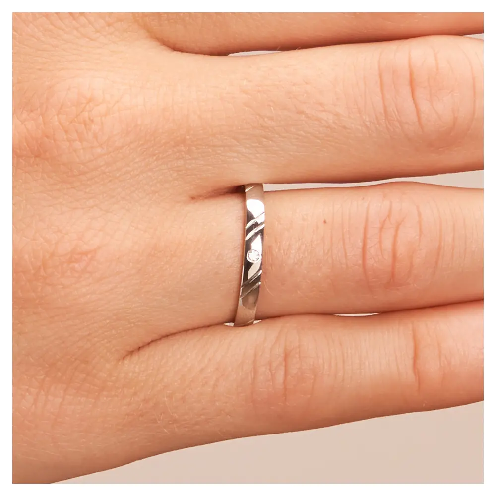 Palladium 500 Eheringe in 2,5 mm Breite mit Rillenmuster und Diamanten auf Hand im Zoom