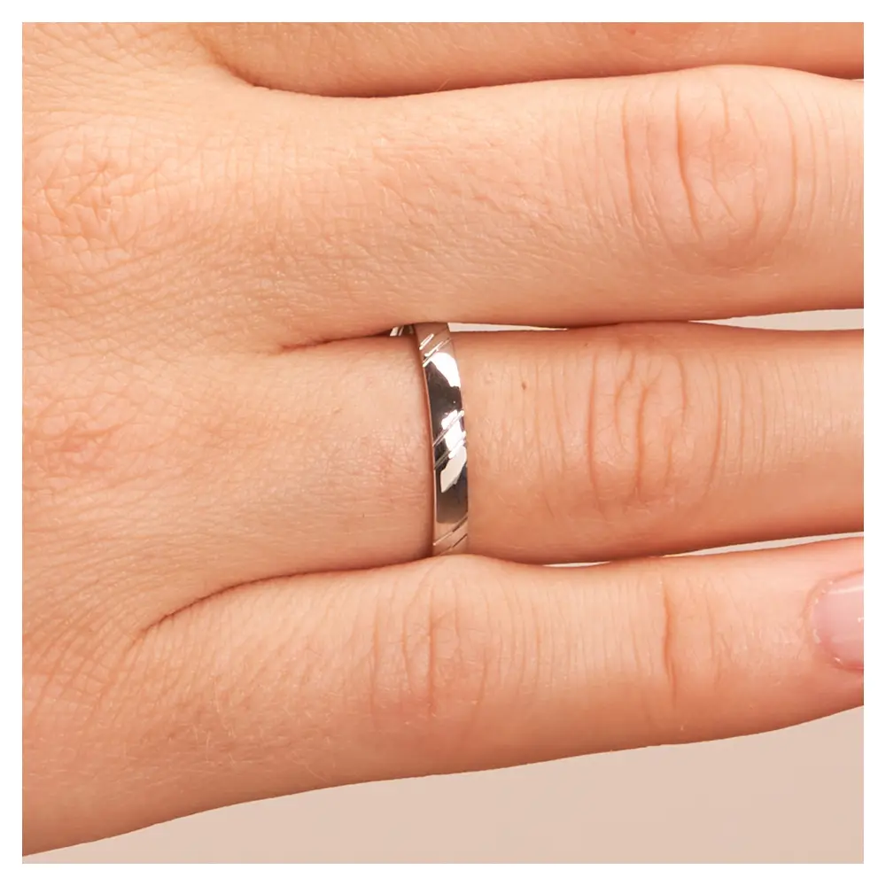 Palladium 500 Eheringe in 2,5 mm Breite mit Rillenmuster auf Hand im Zoom