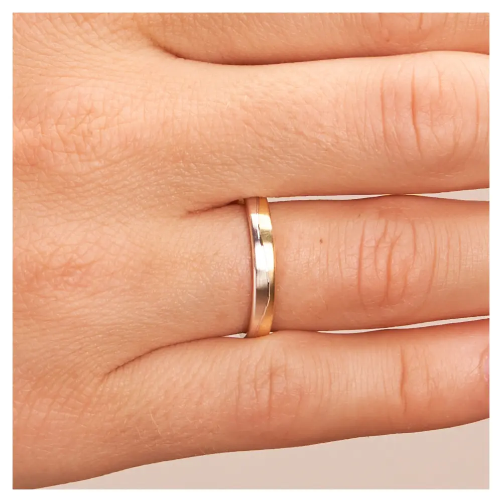 Gelbgold und Weissgold Eheringe mit Längsmattierung auf Hand im Zoom