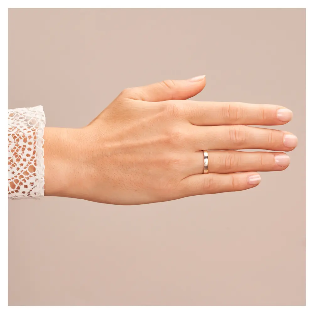 Gelbgold und Weissgold Ehering mit Diamanten und Mattierung auf Hand