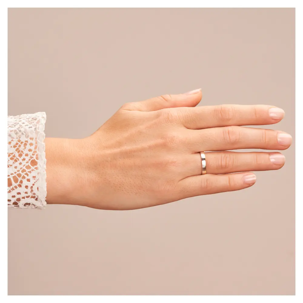 Gelbgold und Weissgold Ehering mit Mattierung auf Hand