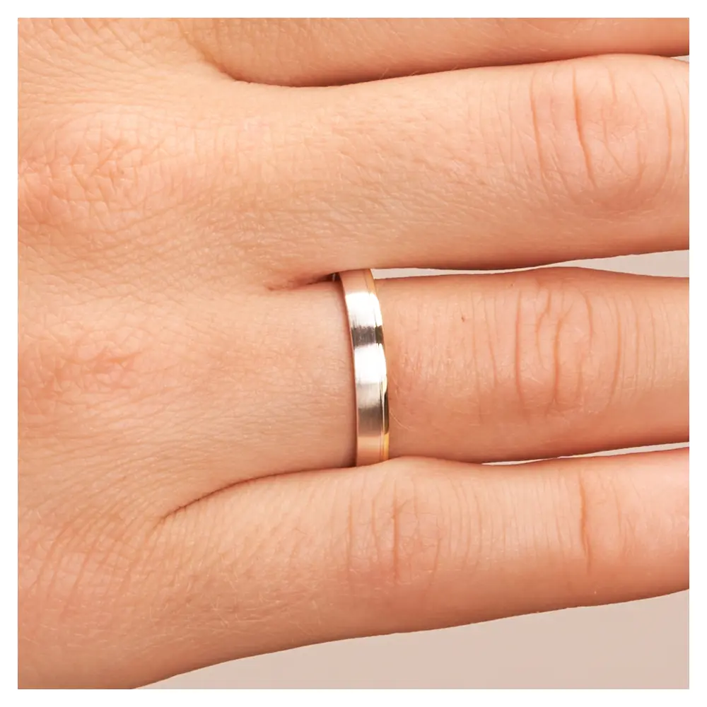 Gelbgold und Weissgold Ehering mit Mattierung auf Hand im Zoom