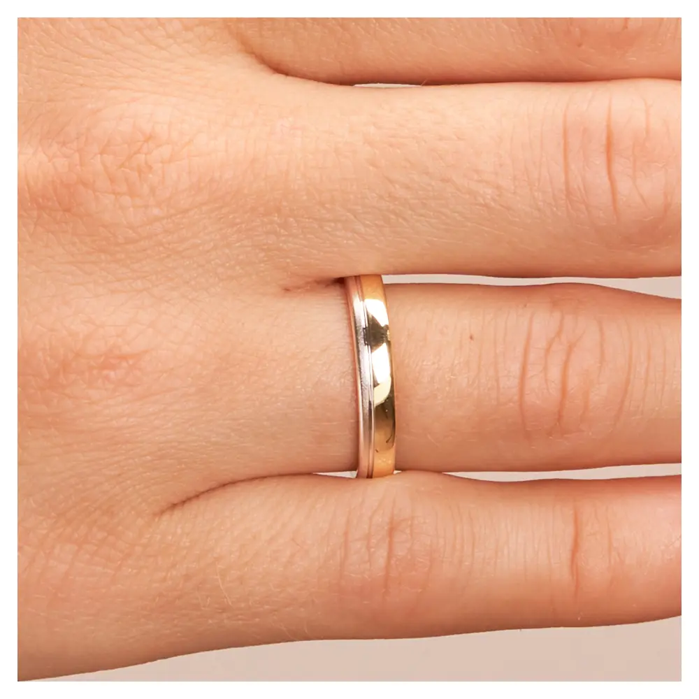 Gelbgold und Weissgold Ehering mit Polierung und Sandmattierung auf Hand im Zoom