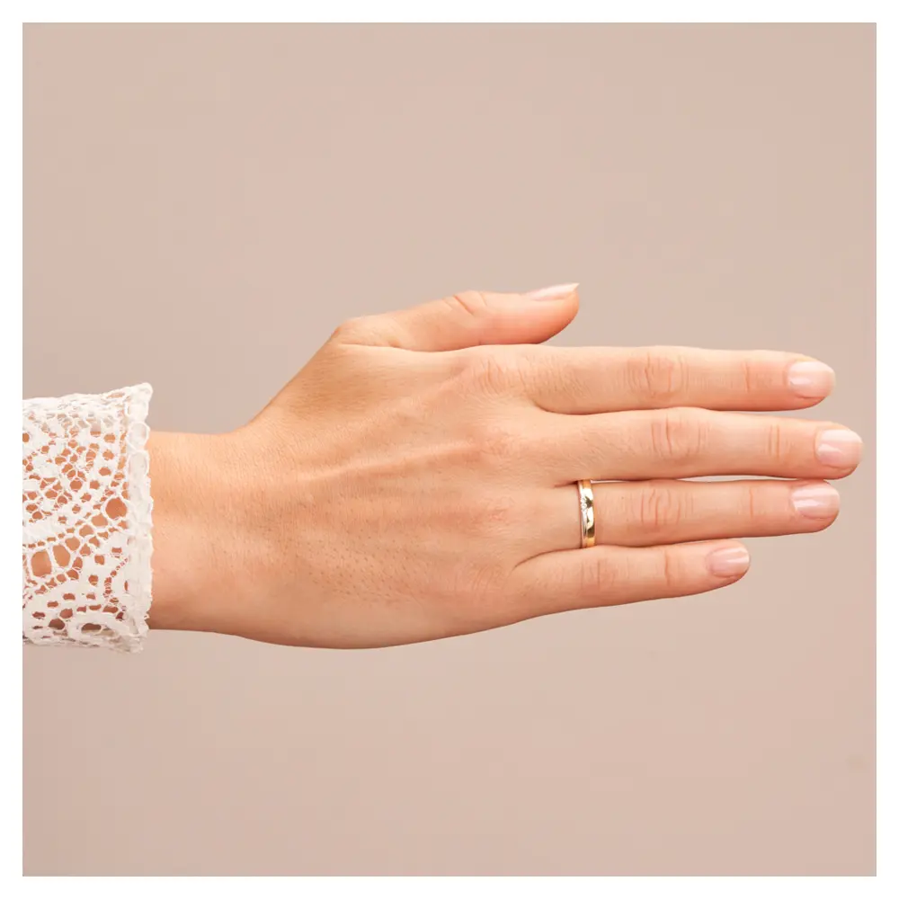 Gelbgold und Weissgold Ehering mit Diamanten, Polierung und Sandmattierung auf Hand