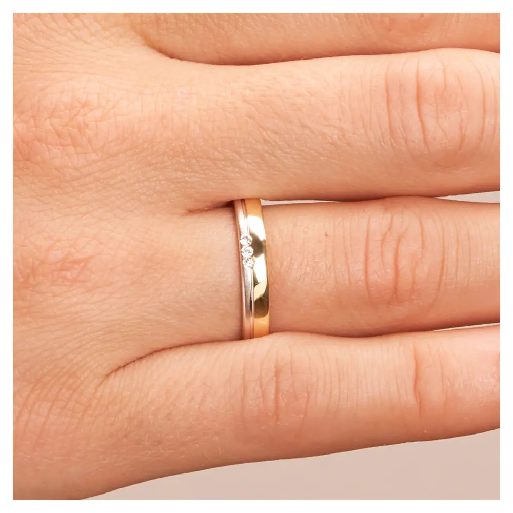 Gelbgold und Weissgold Ehering mit Diamanten, Polierung und Sandmattierung auf Hand im Zoom