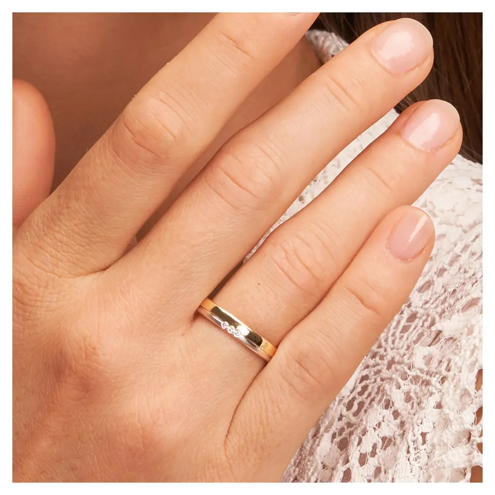 Gelbgold und Weissgold Ehering mit Diamanten Polierung und Sandmattierung am Gesicht im Zoom