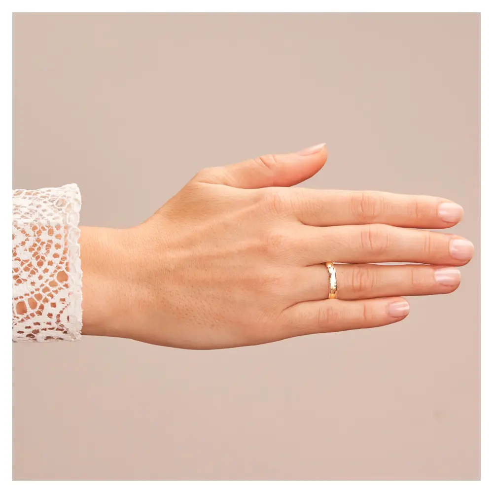 Gelbgold und Weissgold Ehering mit Sichelmustern auf Hand