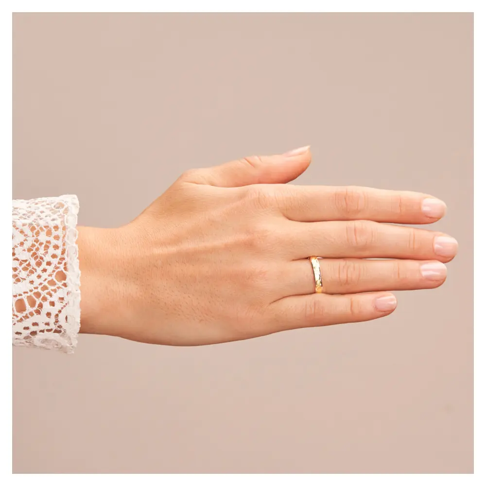 Gelbgold und Weissgold Ehering mit Sichelmustern und Diamant auf Hand