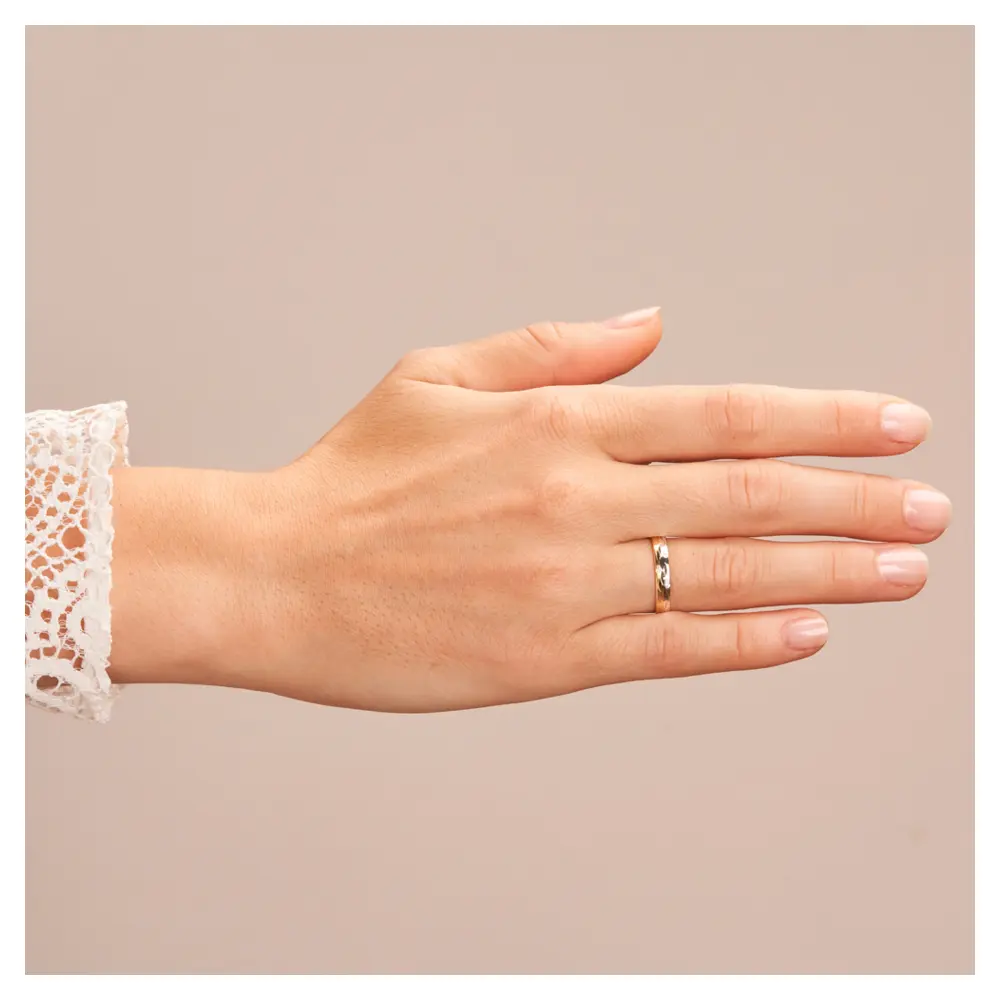 Gelbgold und Weissgold Ehering mit Muster aus polierten Halbmonden und Diamant auf Hand