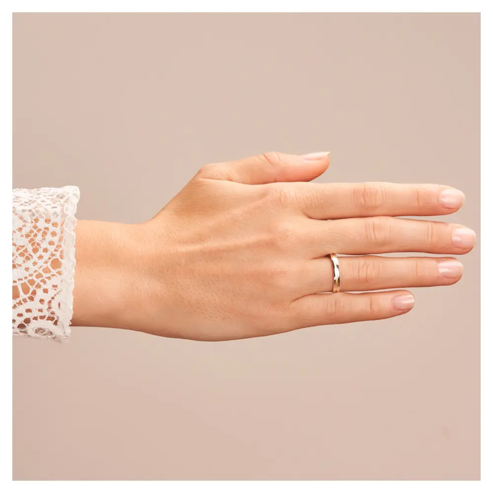 Gelbgold und Weissgold Ehering mit sandmattem Mittelstreifen auf Hand