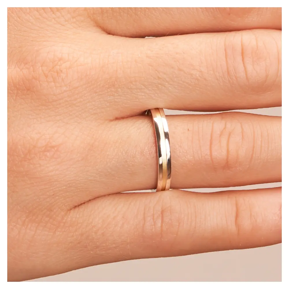 Gelbgold und Weissgold Ehering mit sandmattem Mittelstreifen auf Hand im Zoom