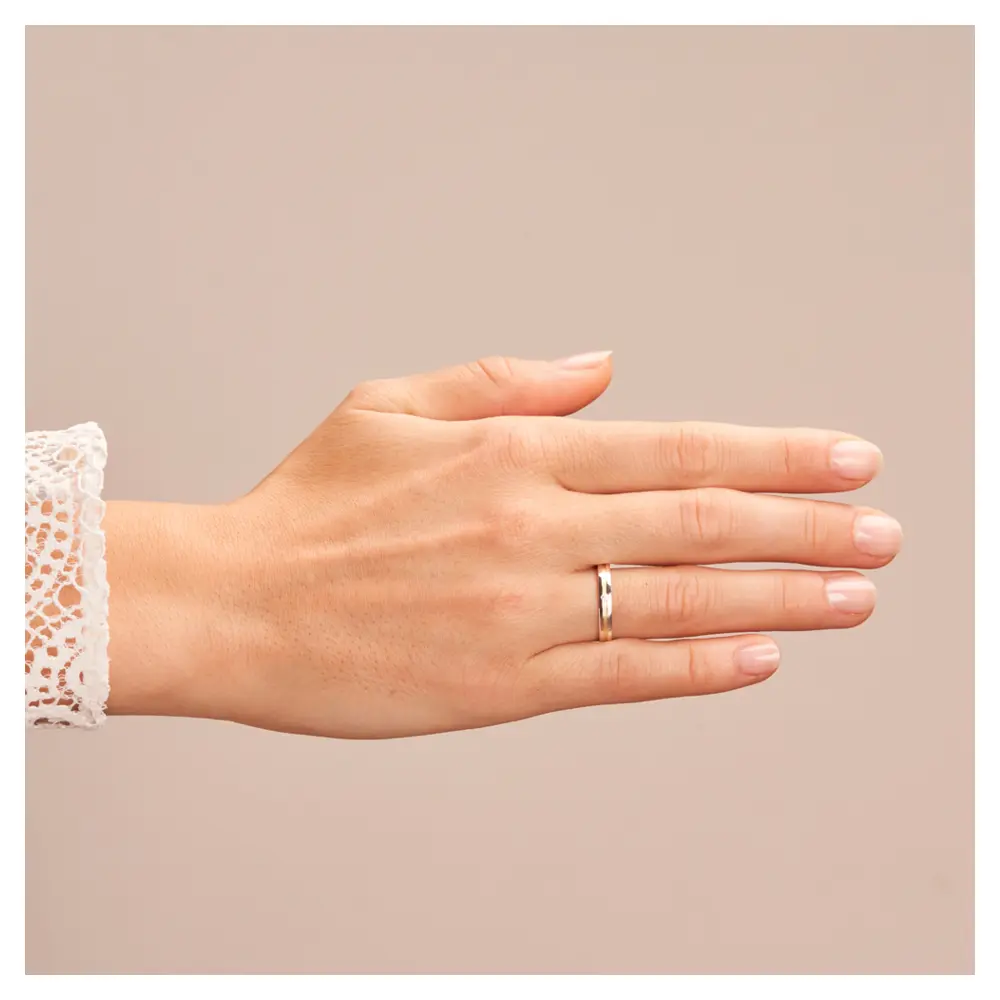 Gelbgold und Weissgold Ehering mit Diamanten und sandmattem Mittelstreifen auf Hand