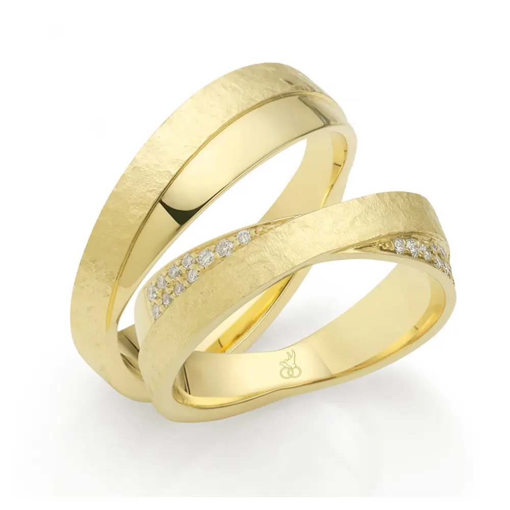Gelbgold Eheringe mit Hammerschlag und Polierung und 22 Diamanten