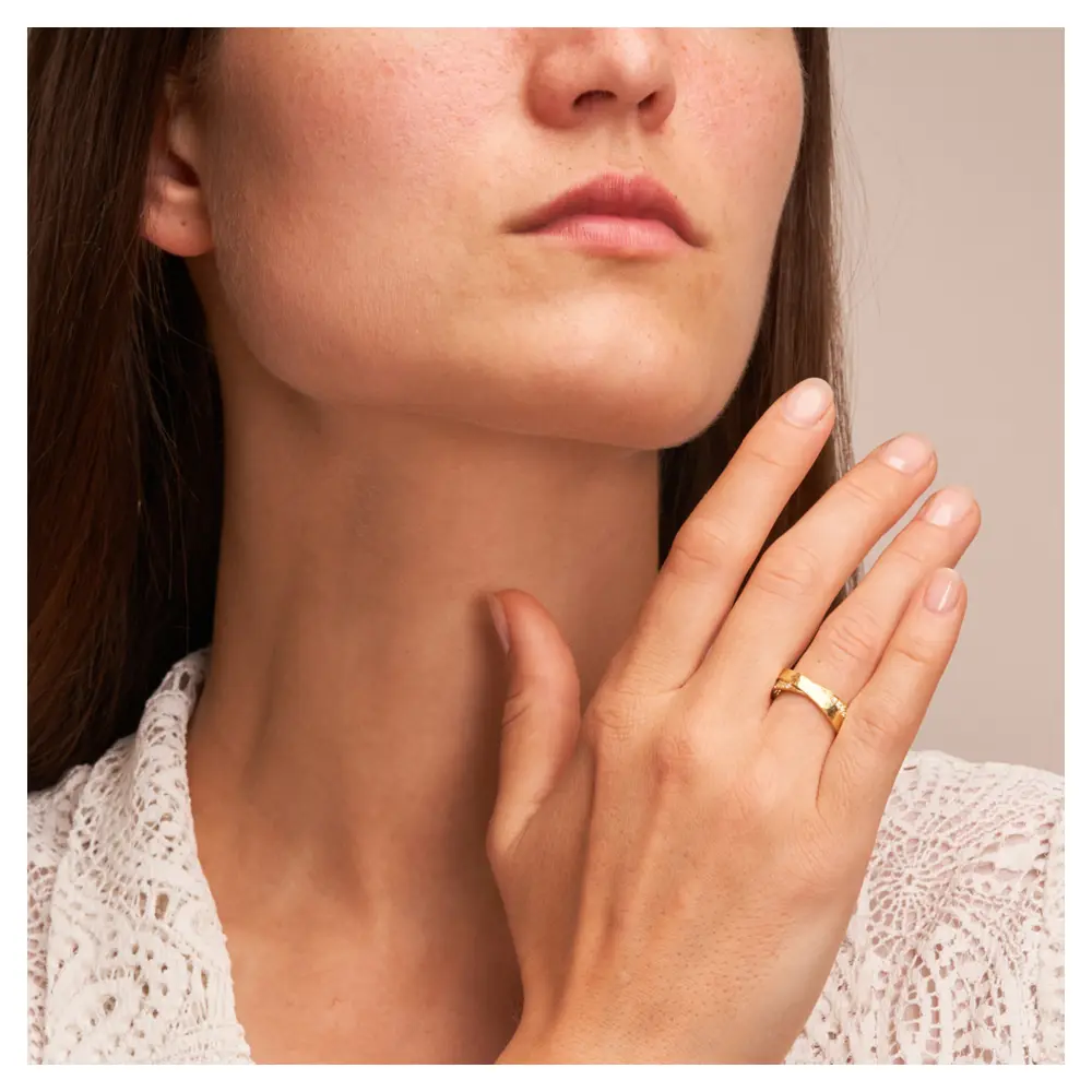 Gelbgold Ehering mit Hammerschlag und Polierung und 22 Diamanten auf Hand