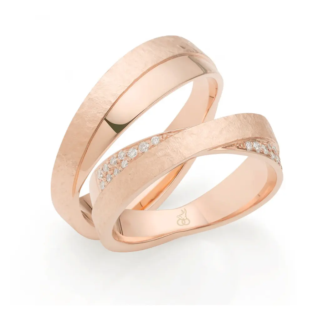 Roségold Eheringe mit Hammerschlag und Polierung und Diamanten