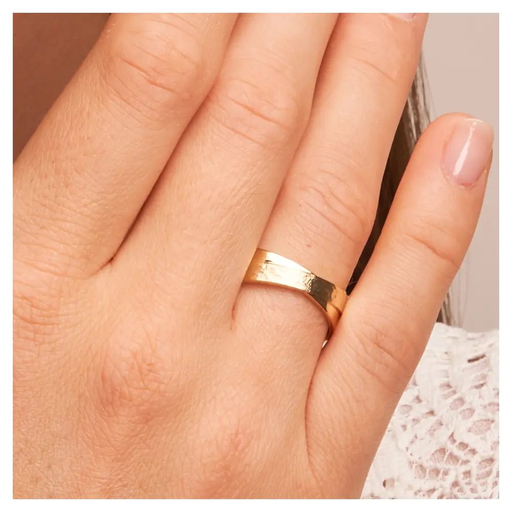 Gelbgold Ehering mit Hammerschlag und Polierung auf Hand im Zoom