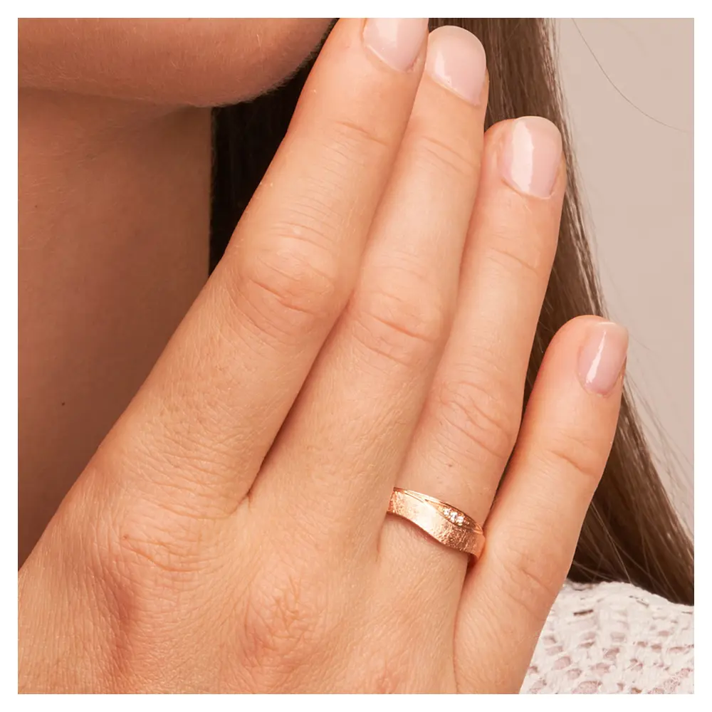 Roségold Eheringen mit eismatter und polierter Flächen und Diamanten auf Hand im Zoom