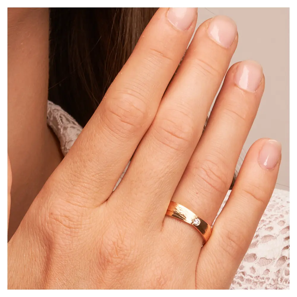 Rosegold Eheringen mit gehämmerter und polierter Flächen und Diamant auf Hand im Zoom