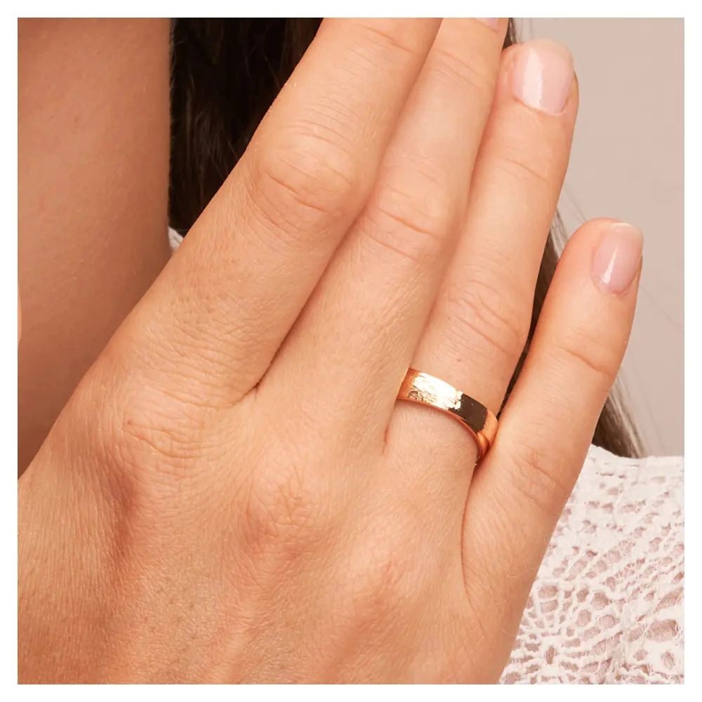 Rosegold Eheringen mit gehämmerter und polierter Flächen auf Hand im Zoom
