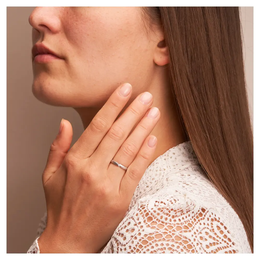 Palladium 500 Ehering mit Quermattierung und Diamanten auf Hand