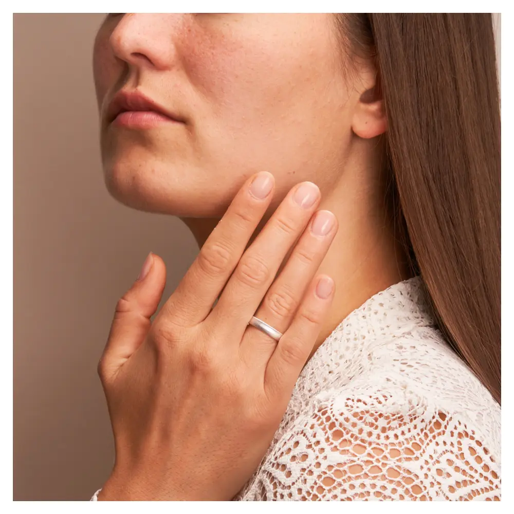 Weissgold Eheringe in Quermattierung auf Hand